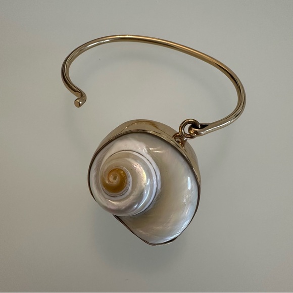 Charles Albert | Unique Cinnerus Shell Bangle / Bracelet - Picture 9 of 16
